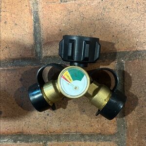 Dual propane gas Pressure Regulator for with Gauge